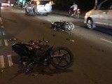 Tai nạn liên hoàn giữa 2 xe máy và xe container, 3 người bị thương nặng
