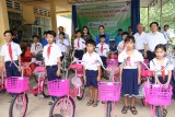 Trao tặng xe đạp, tập vở cho học sinh nghèo huyện Dầu Tiếng
