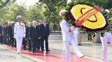 胡志明主席诞辰128周年：越南党和国家领导人拜谒胡志明主席陵