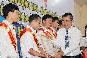 Công nhân lao động học tập, làm theo lời Bác