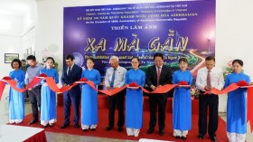 纪念阿塞拜疆国庆100周年的图片展在河内开展
