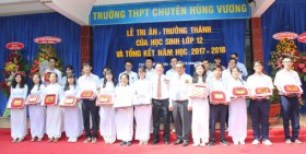 雄王高中学校举行三年级学生感恩—成长仪式暨2017-2018学年总结典礼