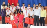 Hội đồng bảo trợ Quỹ Bảo trợ trẻ em tỉnh: Trao tặng gần 1.000 phần quà cho trẻ em có hoàn cảnh khó khăn