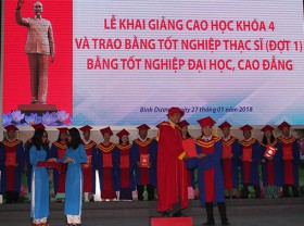 建立知识分子队伍服务于工业化和现代化事业
