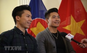 文体旅游部向杂技艺术家国机和国业颁发奖状