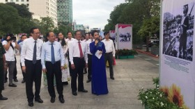 胡志明市举行有关实践胡伯伯爱国竞赛号召书的图片展