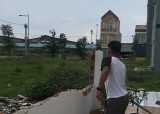 Phường Phú Hòa, TP.Thủ Dầu Một: Người dân tự nguyện tháo dỡ phần lấn chiếm lối thoát hiểm trong khu dân cư