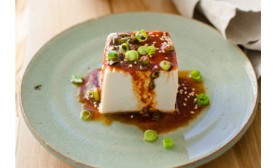 Đậu phụ non hấp chấm nước tương