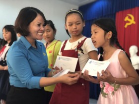 槟吉各工业区工会向吞纸抱犬的员工子女颁发“插上梦想翅膀”奖学金
