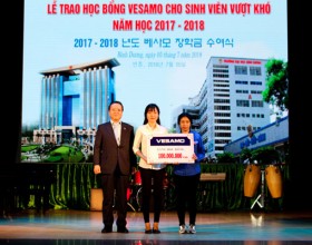 爱越南韩国人协会向贫困大学生颁发助学金