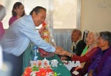 Deputy PM presents gifts to Heroic Vietnamese Mothers