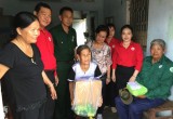 Hội Chữ thập đỏ tỉnh trao tặng 78 phần quà cho các hộ khó khăn