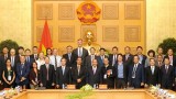越南政府总理阮春福会见出席2018年工业4.0峰会的演讲者和企业代表