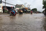 Đường Thủ Khoa Huân: Nước ngập, gây khó khăn cho người đi đường
