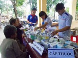 Đoàn trường Cao đẳng Y tế Bình Dương: Phối hợp khám bệnh, cấp thuốc và tặng quà cho người dân