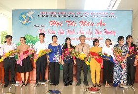 Phụ nữ thực hiện an toàn thực phẩm