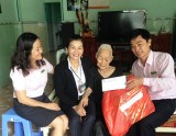 Ngân hàng CSXH tỉnh: Tặng quà cho mẹ Việt Nam anh hùng và đối tượng chính sách