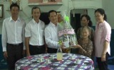 Lãnh đạo TP.Thủ Dầu Một thăm, tặng quà cho gia đình chính sách