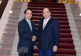 PM Nguyen Xuan Phuc hosts Lao Deputy PM Bunthoong Chitmany