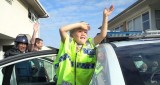 Bé 5 tuổi gọi đường dây nóng mời cảnh sát đến mừng sinh nhật