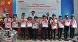 Công ty Bảo hiểm Nhân thọ Dai-ichi Việt Nam: Tặng quà cho học sinh có hoàn cảnh khó khăn