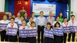 Vietcombank Đông Bình Dương: 500 triệu đồng dành tặng học bổng tiếp sức học sinh khó khăn đến trường