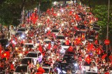 Người dân cả nước xuống đường mừng chiến thắng của Olympic Việt Nam