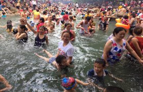 国庆节期间省内各旅游区接待游客10万多人次