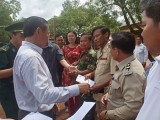 Trao tặng 300 phần quà cho học sinh nghèo Campuchia