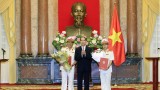 越南国家主席陈大光授予最高人民法院副院长任命书