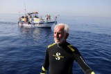 Cụ ông lập kỷ lục thợ lặn già nhất thế giới ở tuổi 95