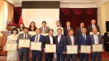 越南外交部向18名旅俄模范越侨颁发奖状