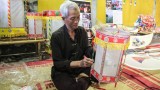 越南民间玩具艺人在河内古街区施展才华