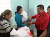 Hội Chữ thập đỏ TP. Thủ Dầu Một: Tặng 30 phần quà cho hộ nghèo tỉnh Bình Thuận