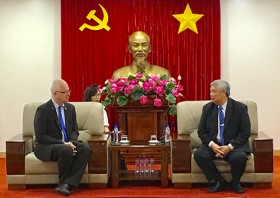 平阳省人委会副主席邓明兴会见越德大学校长