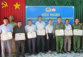 TX.Bến Cát khen thưởng tập thể, cá nhân có thành tích trong phong trào toàn dân bảo vệ an ninh Tổ quốc