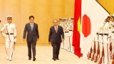 日本首相安倍晋三为越南政府总理阮春福举行隆重欢迎仪式