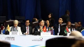越南政府副总理兼外长范平明在第十七届法语国家组织峰会上发言