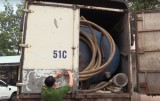 Bắt quả tang xe tải đổ trộm chất thải công nghiệp ra môi trường