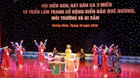 2018年国家旅游年：越南北中南三地民歌演唱会在下龙市举行