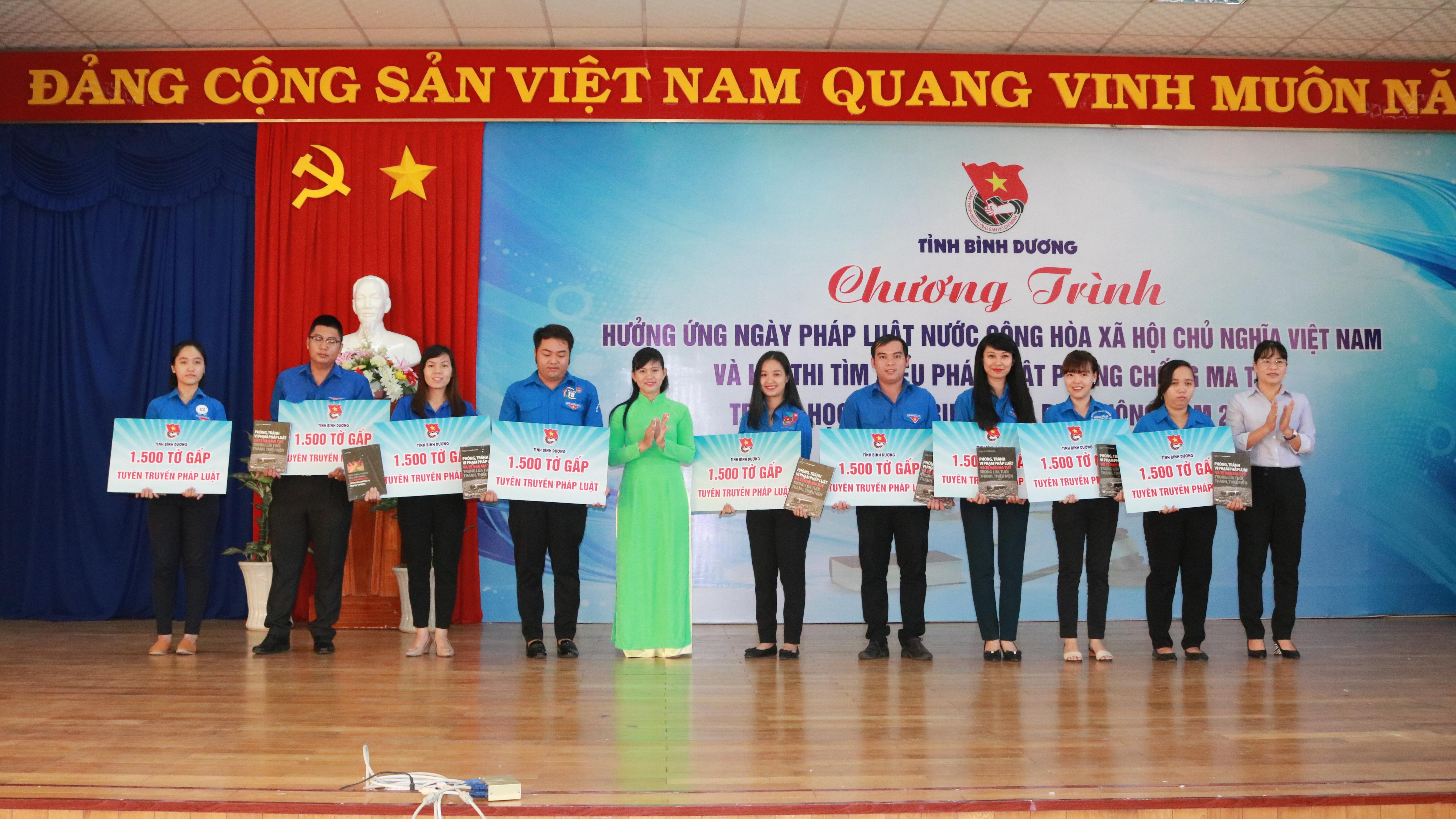 Tỉnh đoàn tổ chức chương trình hưởng ứng ngày Pháp luật Việt Nam