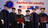 Đại Học Apollos, Mỹ trao bằng Tiến sĩ và vinh danh Giáo sư danh dự cho vợ chồng ông Huỳnh Uy Dũng
