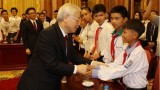 越共中央总书记、国家主席阮富仲亲切会见优秀学生、大学生代表