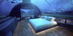 Ngỡ ngàng khách sạn dưới biển nơi du khách có thể ngủ cùng cá mập