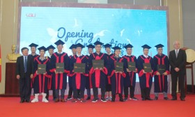 越德大学举行毕业证颁发仪式暨2018-2019学年开学典礼