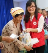 Nữ cán bộ Hội Chữ thập đỏ làm công tác nhân đạo
