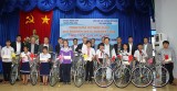 Phú Giáo: 80 hộ nghèo và trẻ em khó khăn được trao tặng quà, xe đạp
