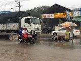 Xe máy tông xe tải trong mưa, 1 người chết
