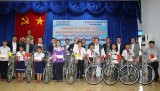 Phú Giáo: 80 hộ nghèo và trẻ em khó khăn được trao tặng quà, xe đạp