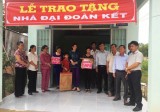 Trao tặng nhà Đại đoàn kết cho hộ nghèo ở xã Minh Hòa, huyện Dầu Tiếng